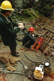 Peter Wagner and Keith Monohan testing rock anchors with 60-ton jack.